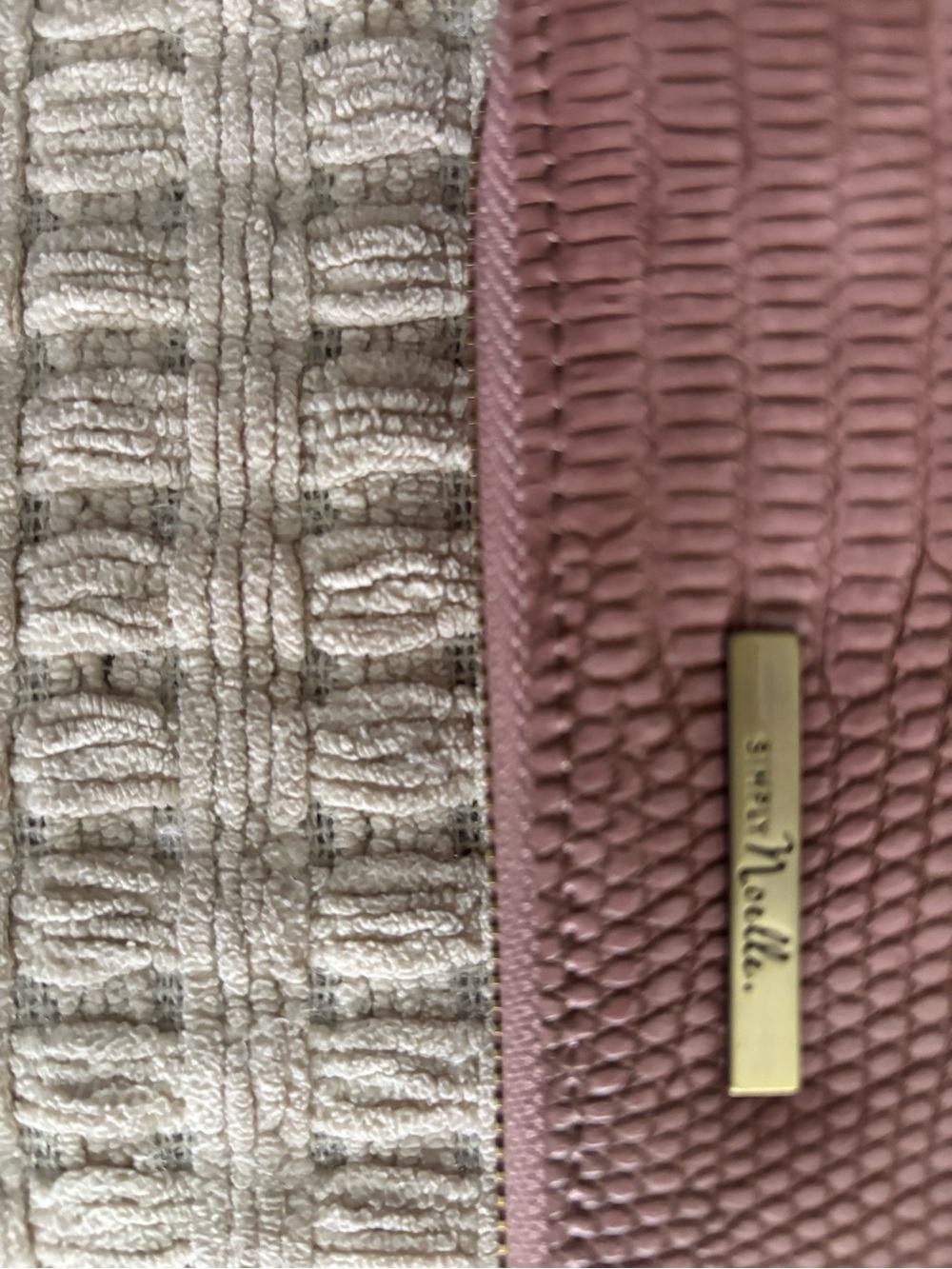 Simple Noelle Pink Textured Crossbody Bag with Gold Hardware - Picture 4 of 8